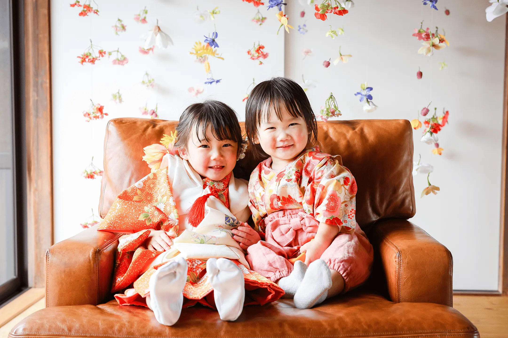ソファに座る着物姿の女の子姉妹|七五三3歳の家族写真
