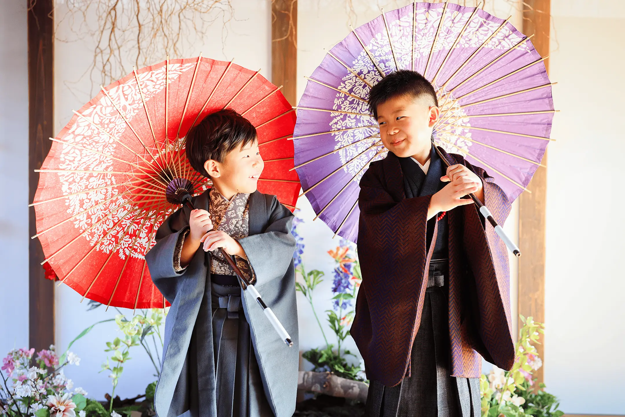 袴姿の男の子2人と和傘|七五三5歳の撮影