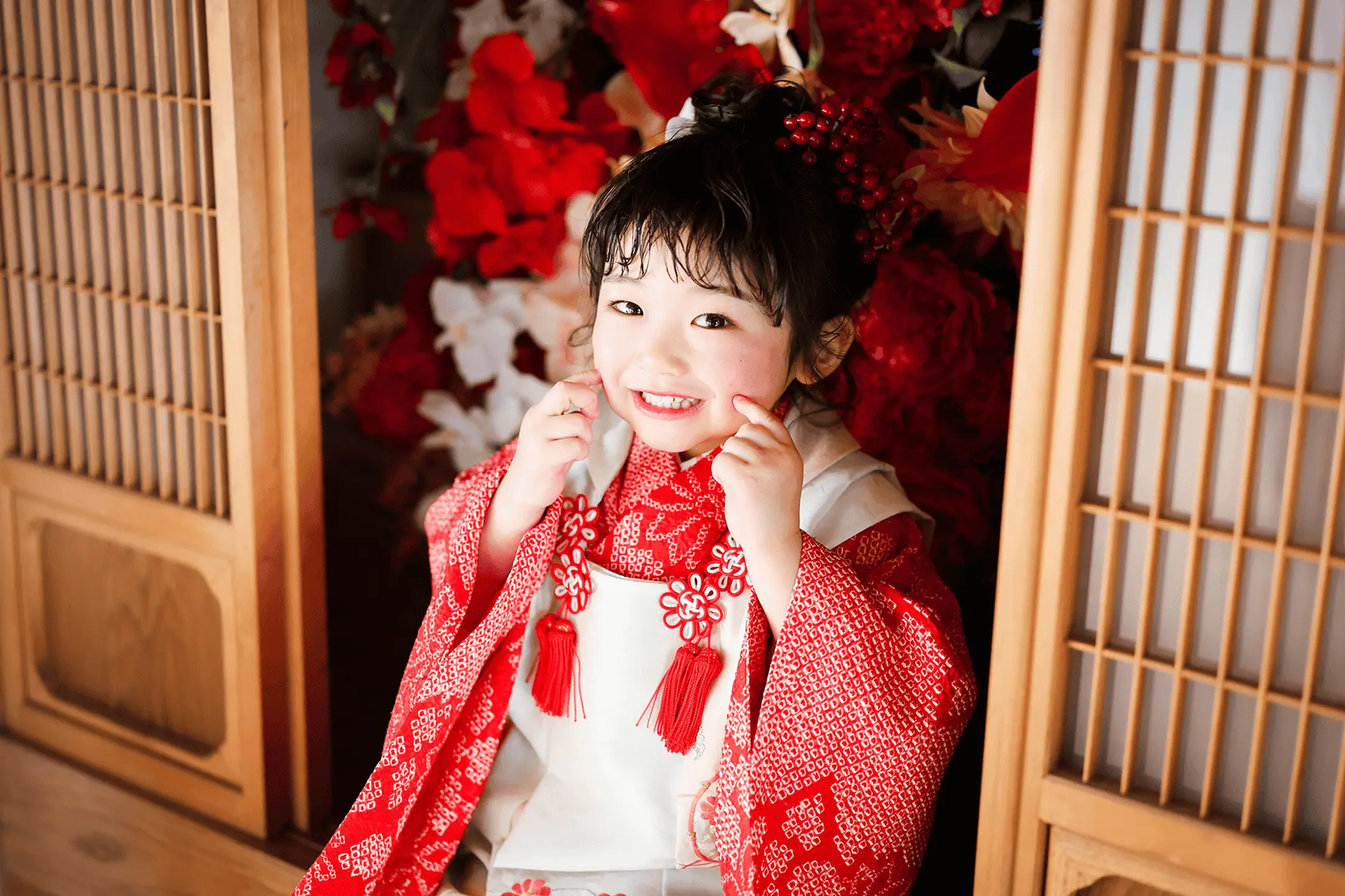 赤い被布の3歳女の子の笑顔|七五三の和装ポートレート